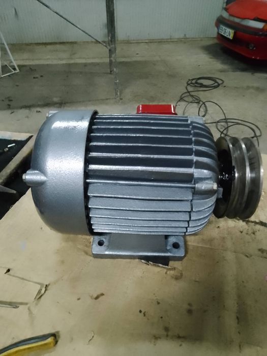 Motor elétrico trifásico