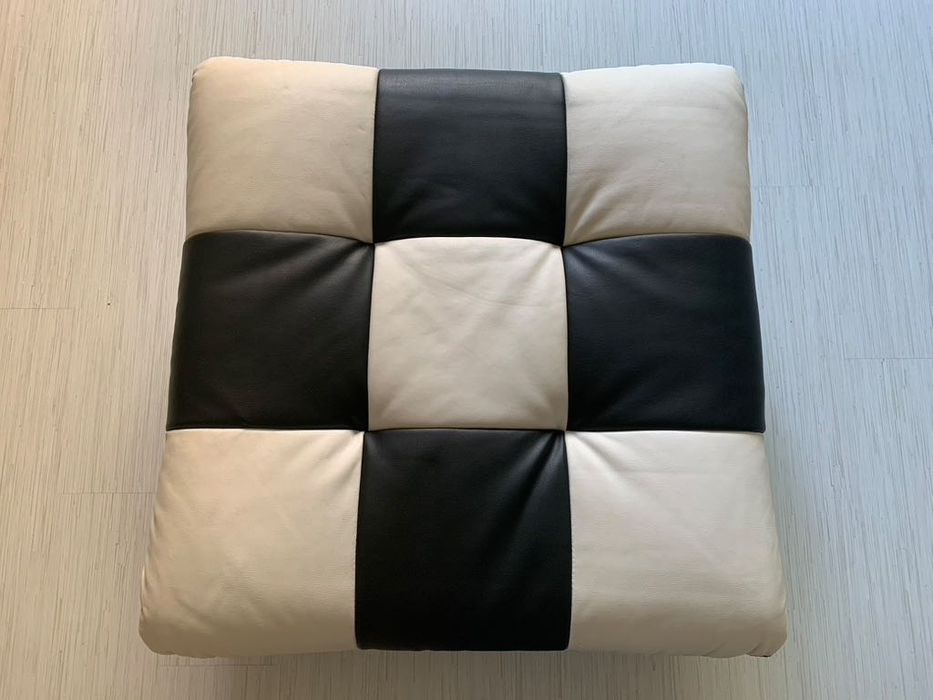 Puff xadrez branco e preto usado