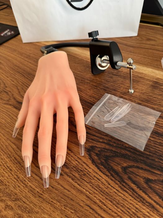 Ręka treningowa do manicure – jak prawdziwa + zapasowe paznokcie