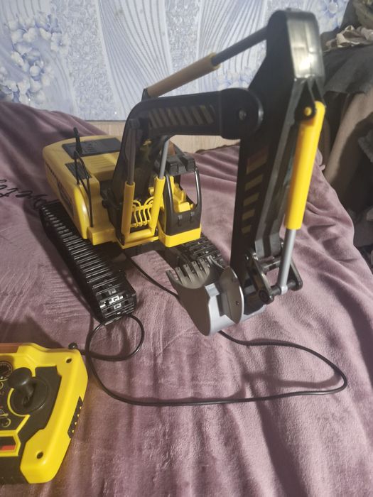 Іграшковий екскалатор на пульту.