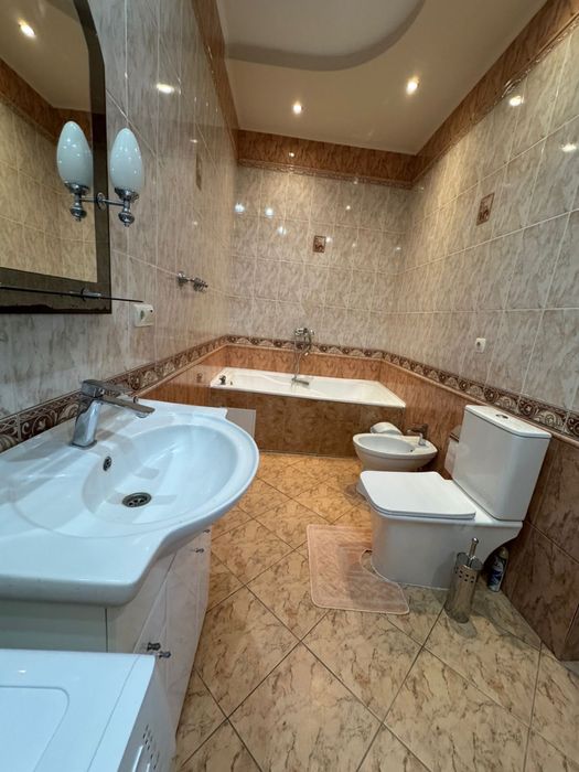 Оренда будинку з паркомісцем