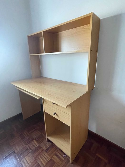Secretária com estante e gavetas