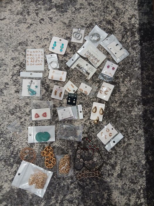 Великий лот біжутерії