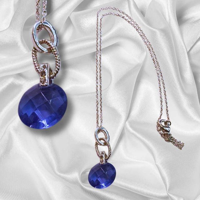 Элегантное Колье с сияющим голубым кулоном на серебристой цепочке