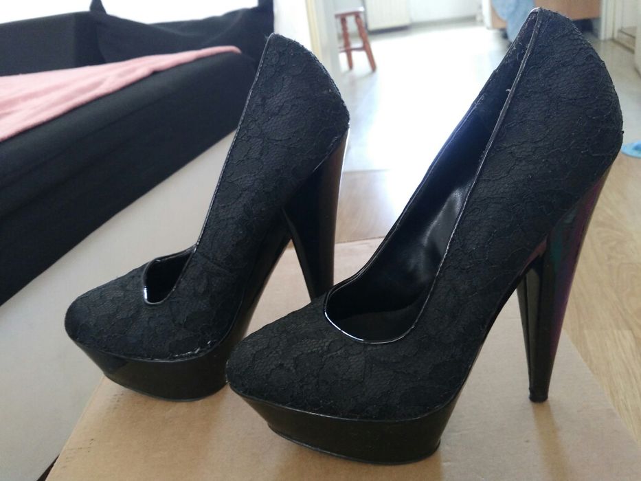 Czarne szpilki w koronkę.