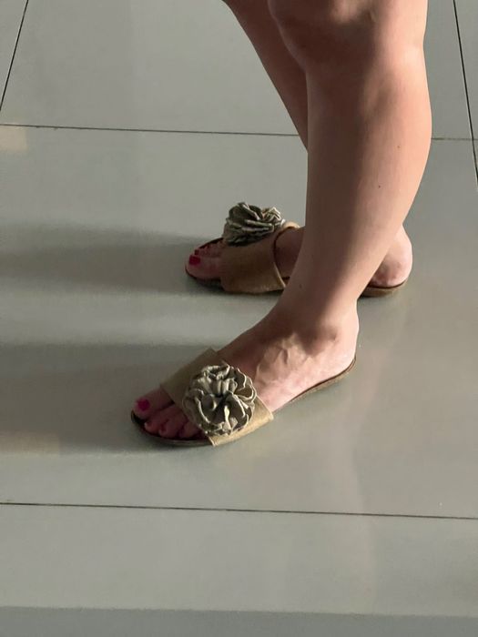 Klapki beżowe z kwiatem