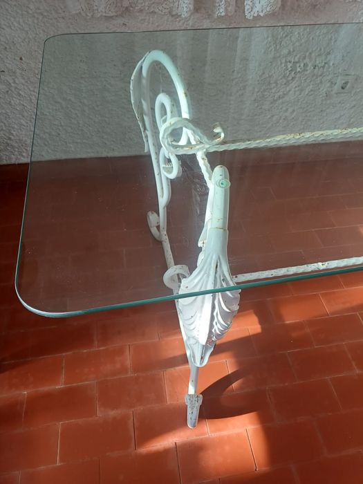 Mesa de ferro com tampo de vidro