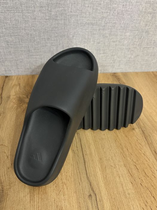 Nowe klapki Yeezy slide onyx