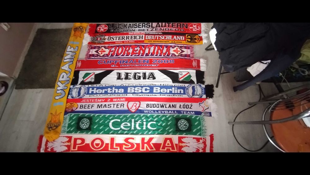 Szaliki oraz czapki drużyn polski jak i zagranicznych