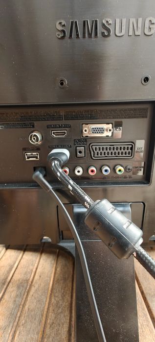 Komputer pc z monitorem i okablowaniem.