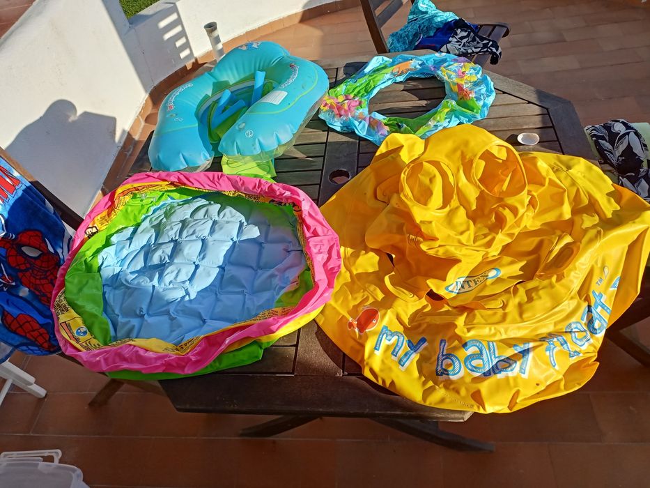 Bóias e Piscina Infantil