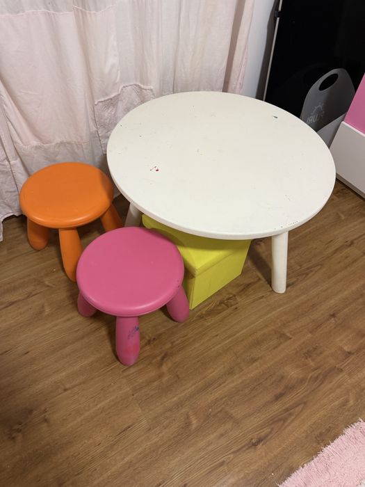 Mesa crianca com 2 bancos