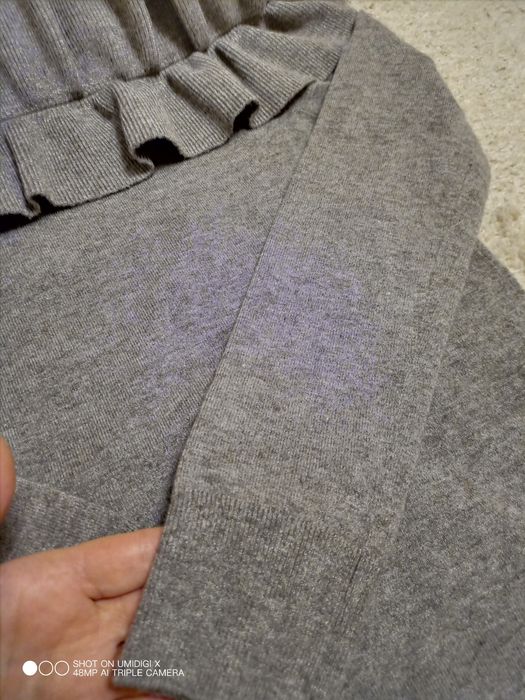 Sweter z falbaną