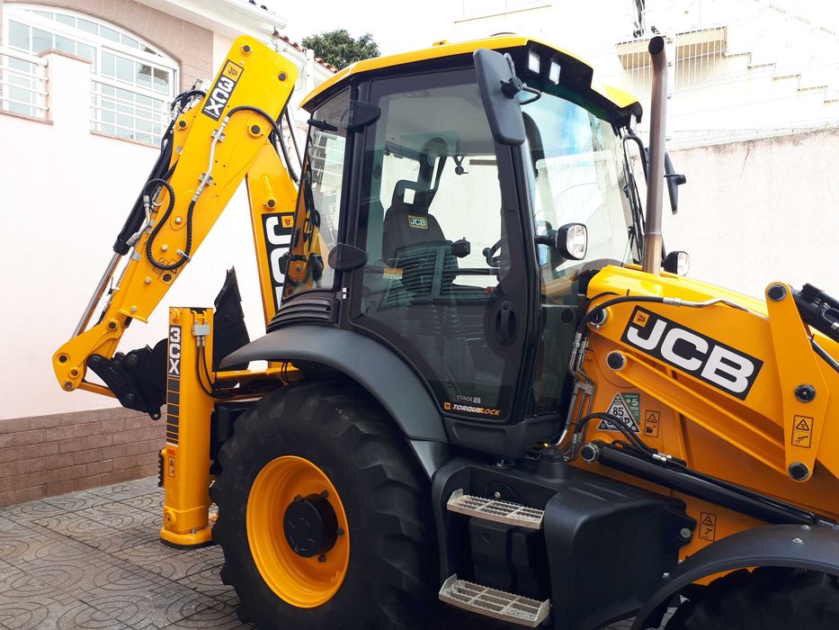 Máquina Retroescavadora JCB 3CX de 2024