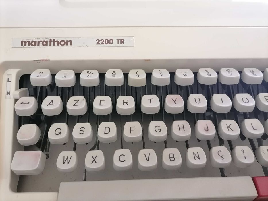 Máquina de escrever antiga portátil. Marca Marathon 2200 TR