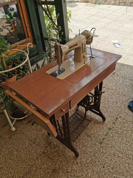 Máquina de Costura Vintage Naumann/Novum com móvel