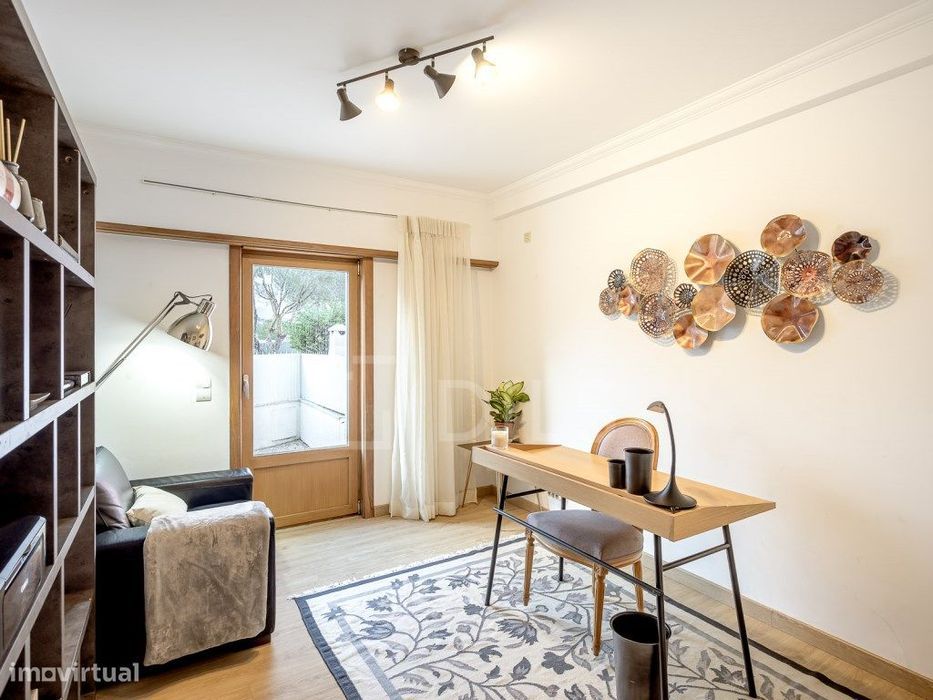 Moradia T4+1 em Cascais, com jardim privativo e piscina em condomínio