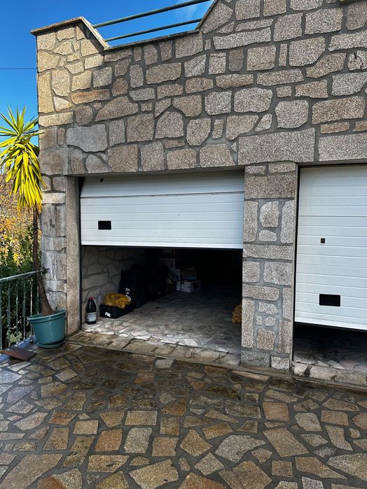 Vendo 2 Portas de garagem seccionadas com motores