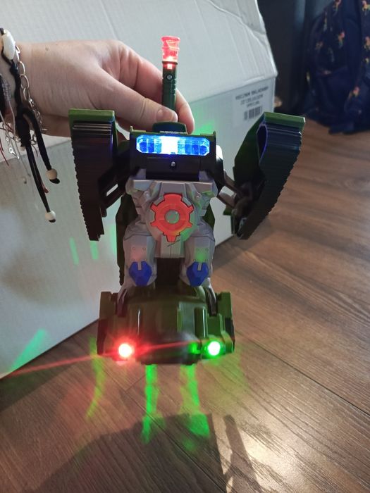 Czołg zmieniający się w robota dla dzieci