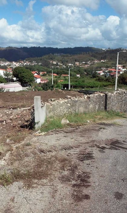 Vende-se terreno para construção – 2.550 m² – Lustosa, Lousada