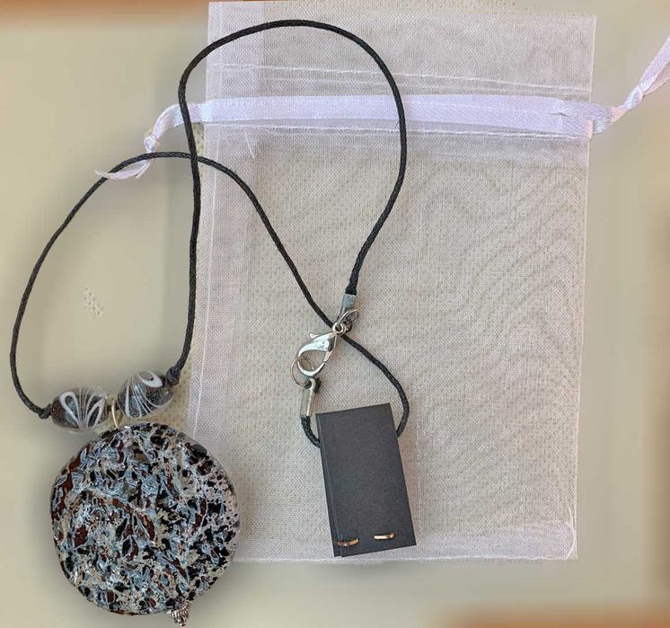 Fio com Pedras Preto e Branco, Novo/Exclusivo/Único