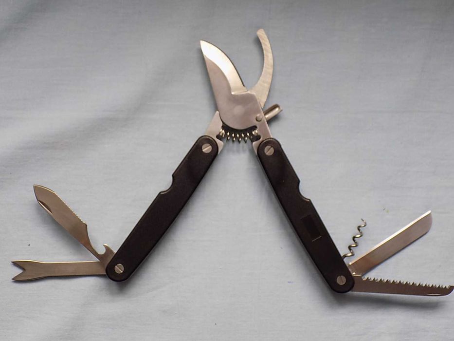 Sekator ogrodowy Multi - Tool .Nóż, piła, korowanie, korkociąg i inne.