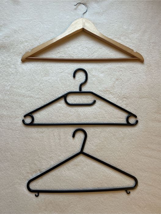 Drewniane i plastikowe wieszaki - 40 sztuk