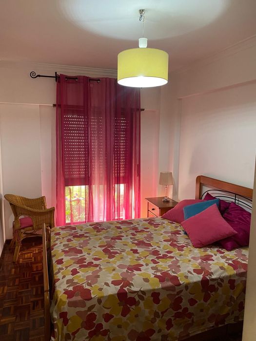 Quarto Mobilado com Casa Banho Privativa + Varanda | Despesas Incluídas | Odivelas