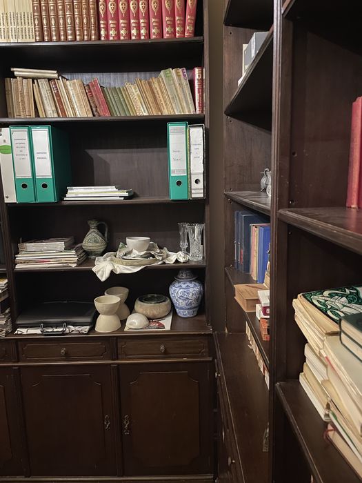 Estantes em madeira maciça com gavetas e portas