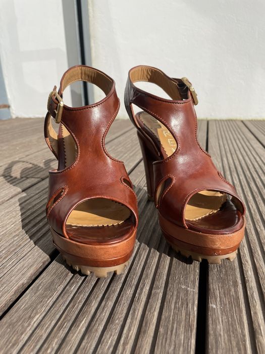 Sandalias pele castanha Strena