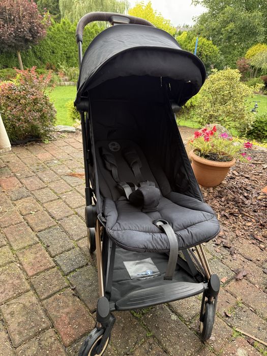 Cybex coya czarna z ramą rose gold