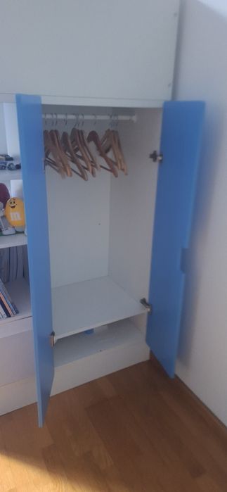 Cama alta infantil com secretária, armário e gavetas, com colchão – op