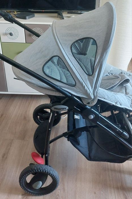 Carinho de bebé usado com capa de proteção