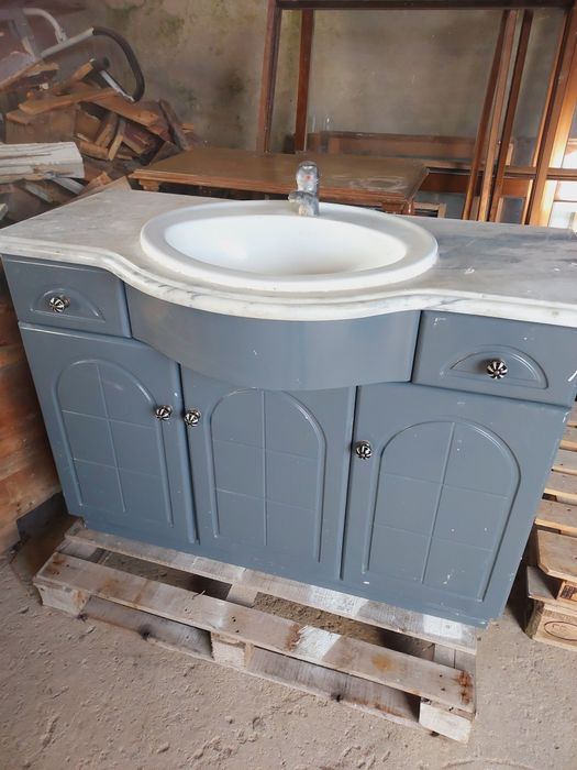 Móvel com pedra e lavatório