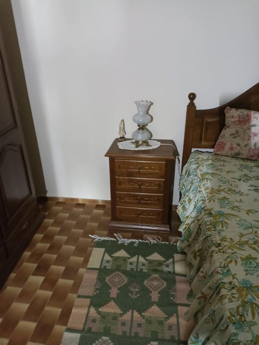 Vende se Quarto de casal estado como novo com tudo em madeira estado c