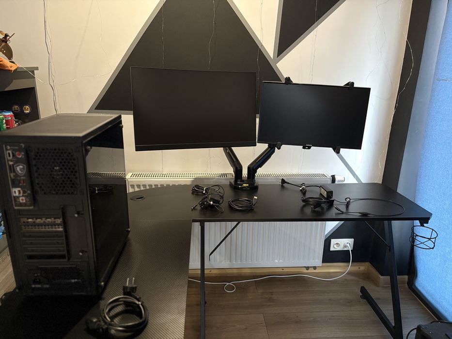 Komputer Gamingowy + 2 monotory + Biurko w kształcie litery L.