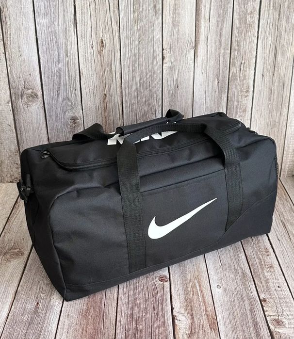 Сумка  спортивна NIKE.Вмістка та підходить для всього.