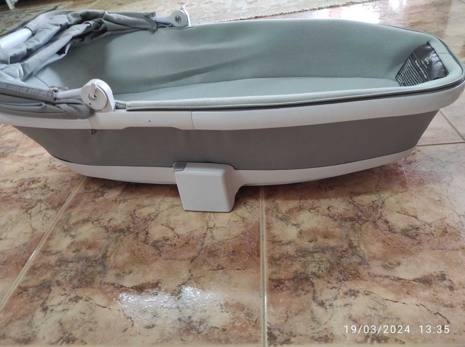 Carrinho de bebé, alcofa e muda fraldas