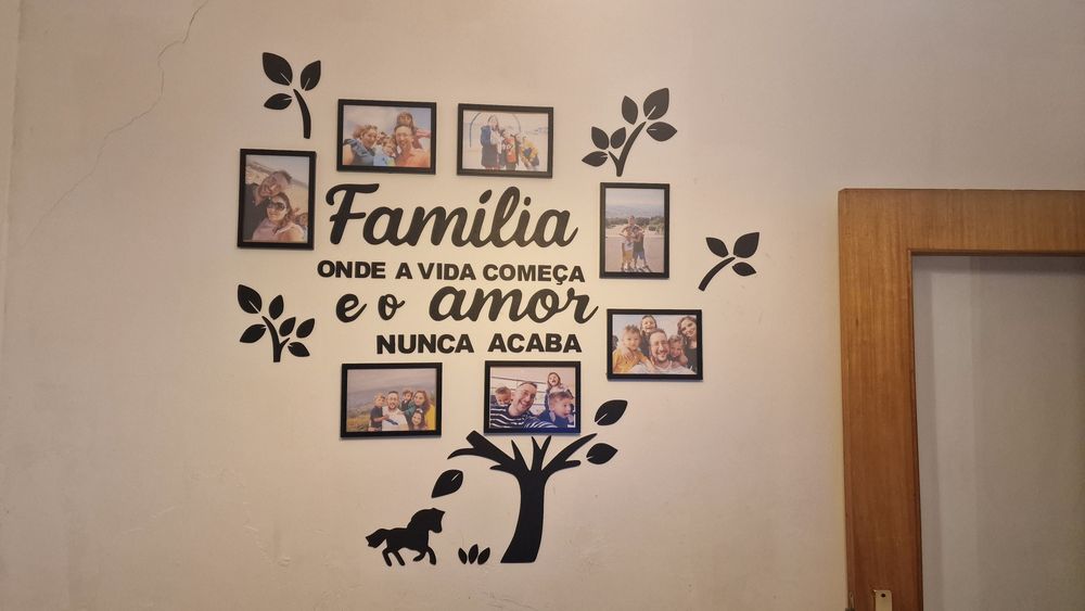Decoração de Parede Família com Molduras para Fotos