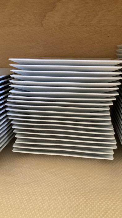 Conjunto de serviço de mesa da loja CASA (branco/formato quadrangular)