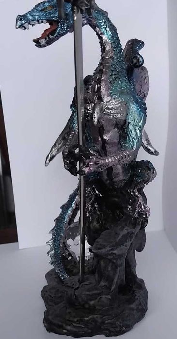Estatueta Dragão Fantasia com Espada – Pintada à Mão