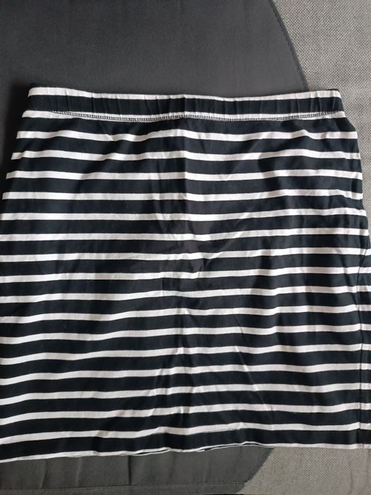 Spódniczka krótka w paski rozm. M na zasuwaku z tyłu.
