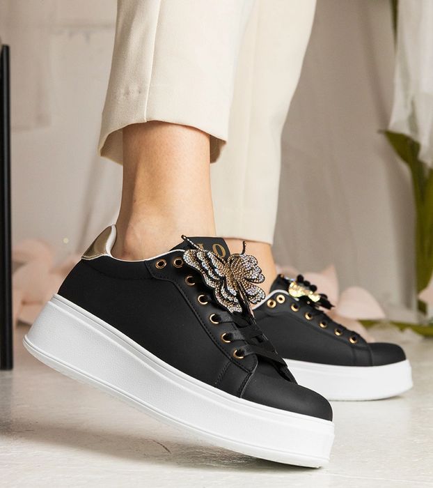 Czarne sneakersy zdobione motylkiem z cyrkoniami Kariba