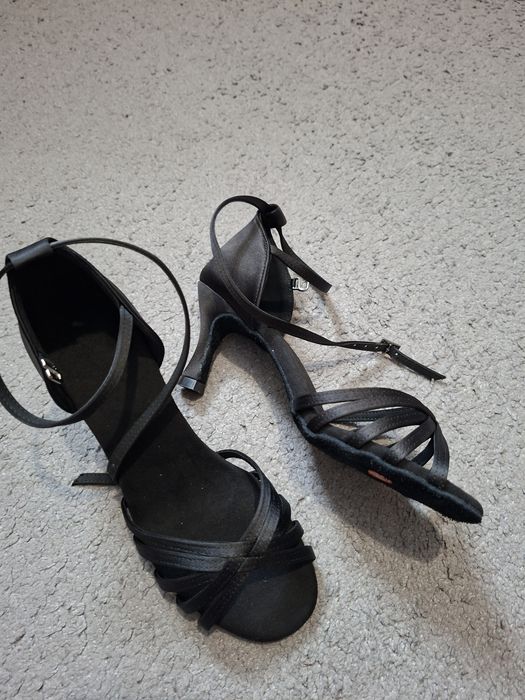 Нові туфлі для бачати/латини 
Продаю нові танцювальні туфлі, взувала