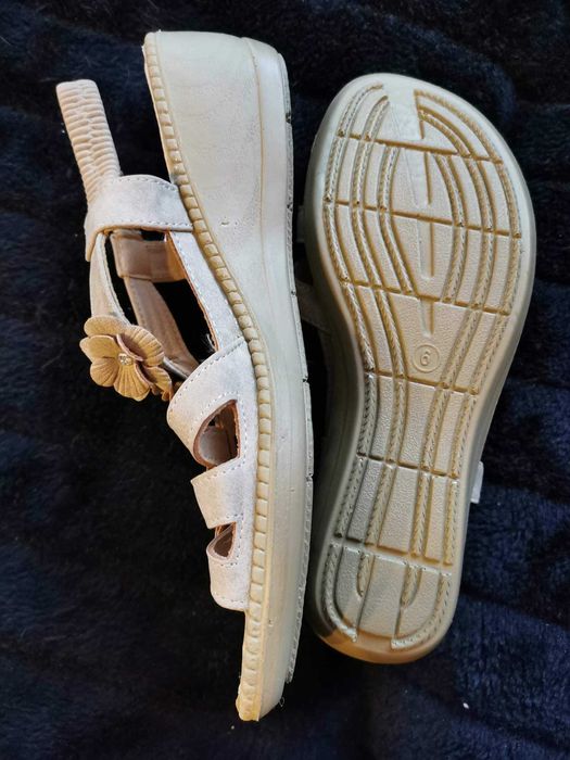 Sandały na koturnie 39