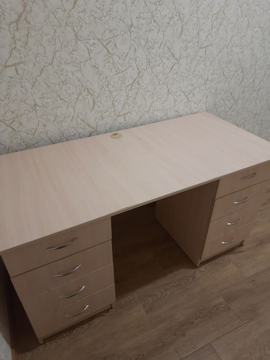 Стол письменный ,компьютерный  бежевый  !