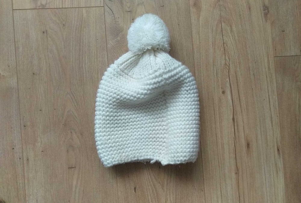 czapka z pomponem