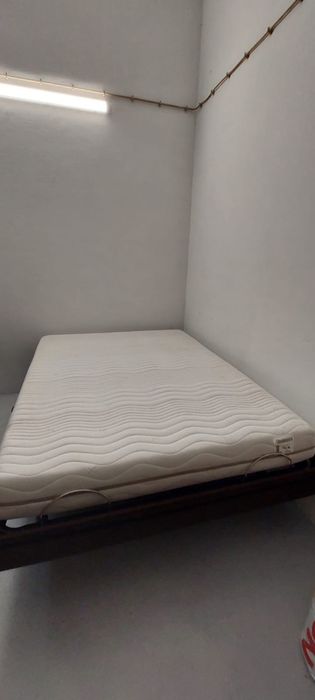 Cama articulada de casal, com comando eletrico, partes laterais revestidos com veludo castanho como nova