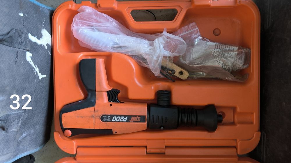 Esta fepistola de pregos a pólvora Spit P200
