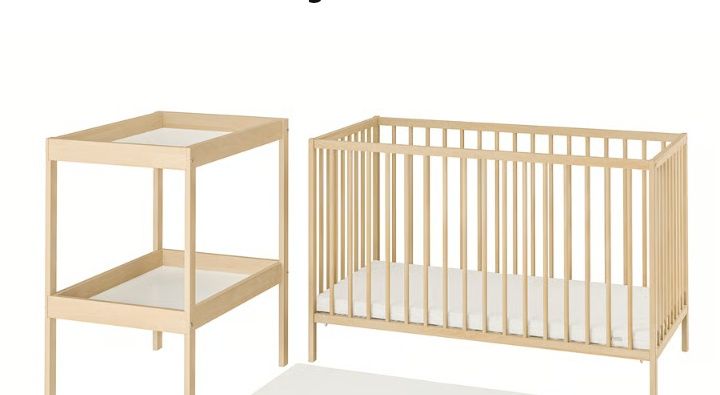 cama de bebê com colchão e muda fraldas com acessórios